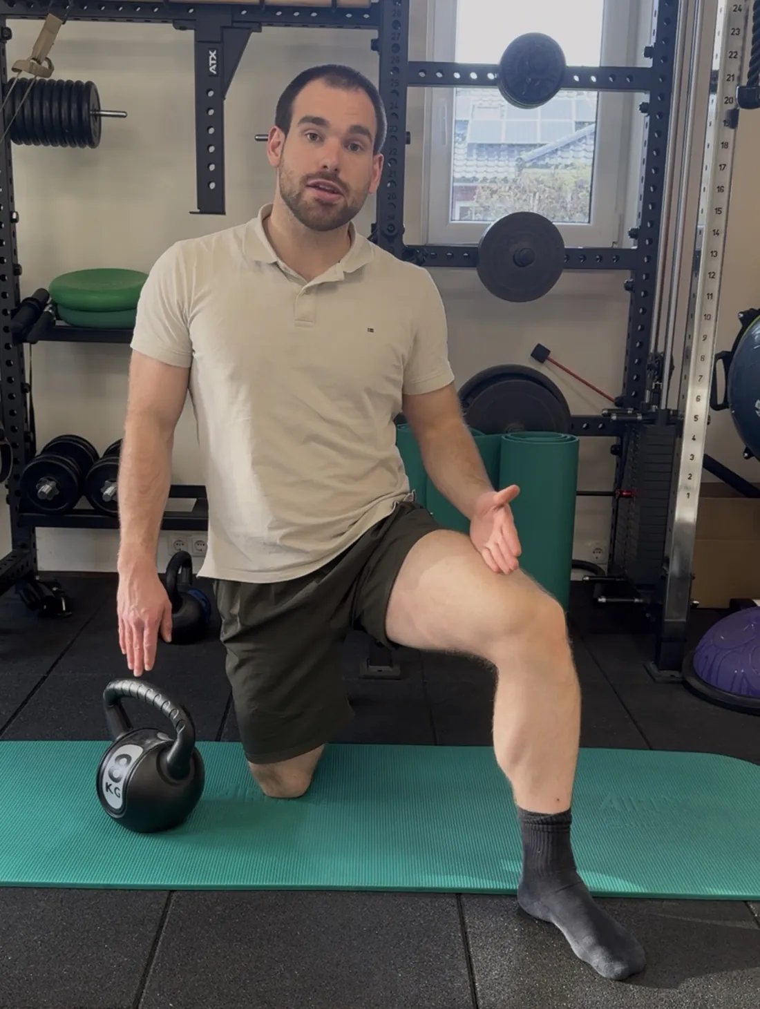 Ansgar Siebert erklärt eine Übung auf der Trainingsmatte